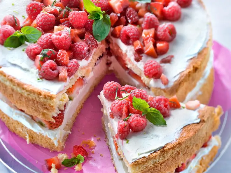 Limettencreme-Torte mit Beeren