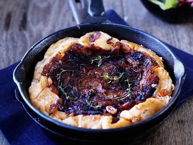 Pikante Tarte Tatin mit Zwiebeln