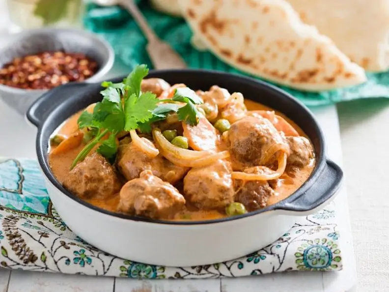 Curry mit Hackfleischbällchen und Mini-Auberginen