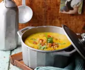 Rote Linsensuppe mit Kokosmilch