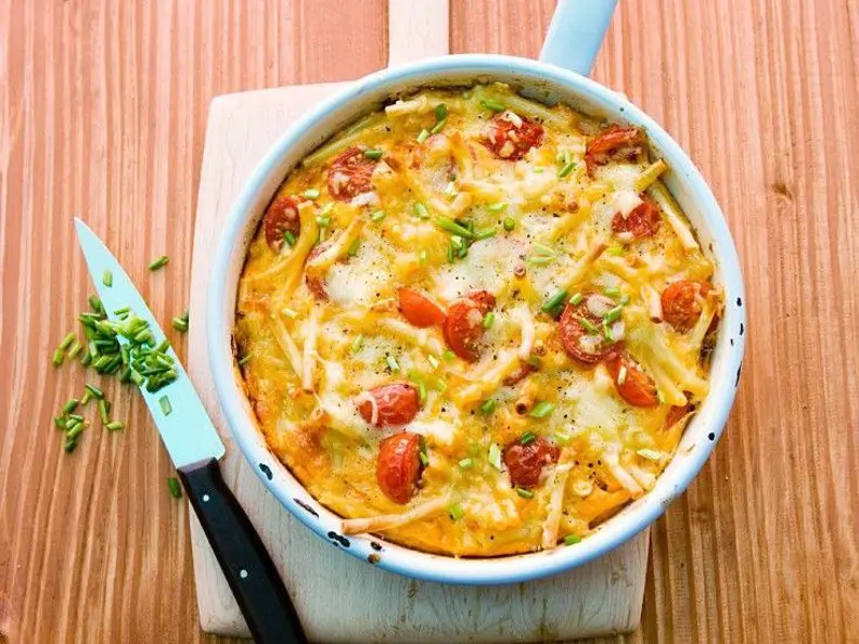 Makkaroni-Auflauf mit Tomaten und Käse