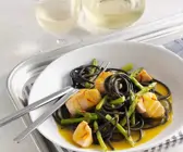 Schwarze Nudeln mit Lachs und Safran