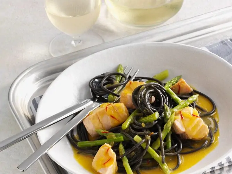 Schwarze Nudeln mit Lachs und Safran
