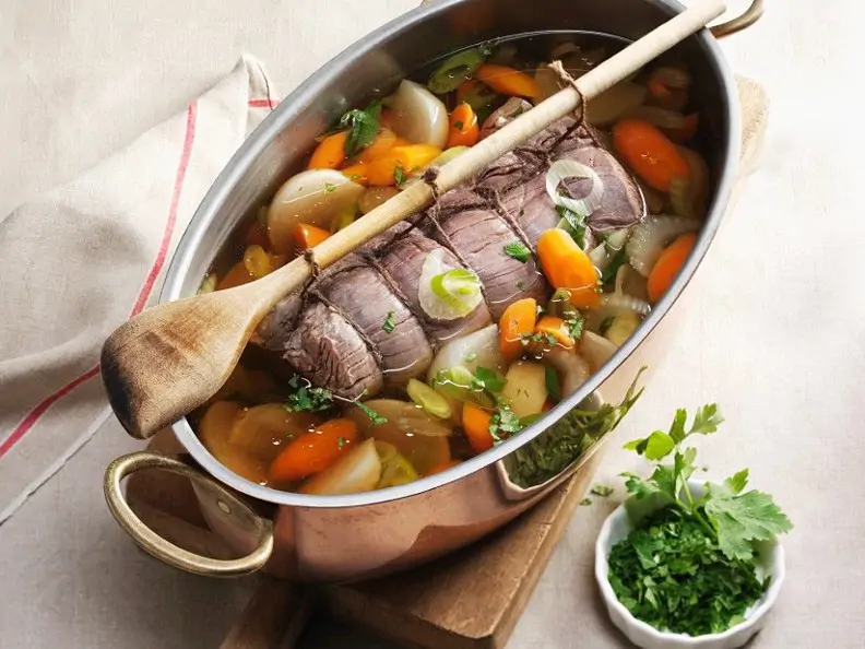 Ochsenfilet in der Brühe gegart