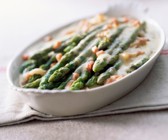 Grüner Spargel mit Mozzarella überbacken