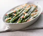 Grüner Spargel mit Mozzarella überbacken