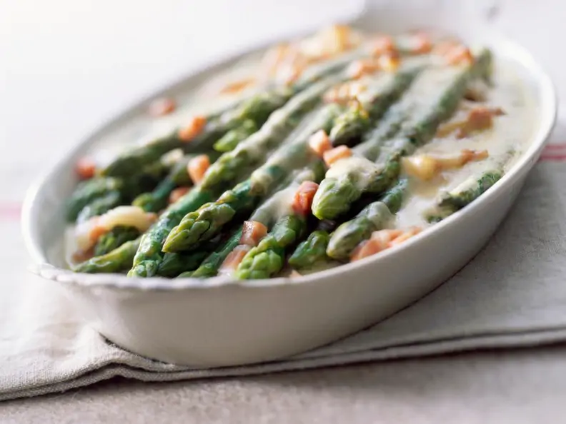 Grüner Spargel mit Mozzarella überbacken