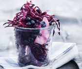 Fruchtiger Kohlsalat mit Blaubeeren
