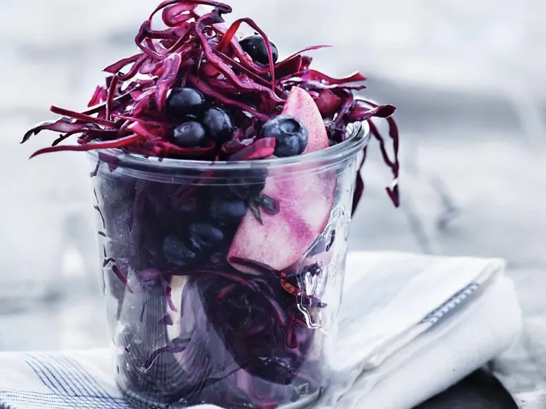 Fruchtiger Kohlsalat mit Blaubeeren