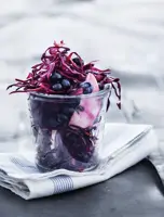 Fruchtiger Kohlsalat mit Blaubeeren