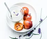 Aprikosen mit Lavendel, dazu Ziegenfrischkäse