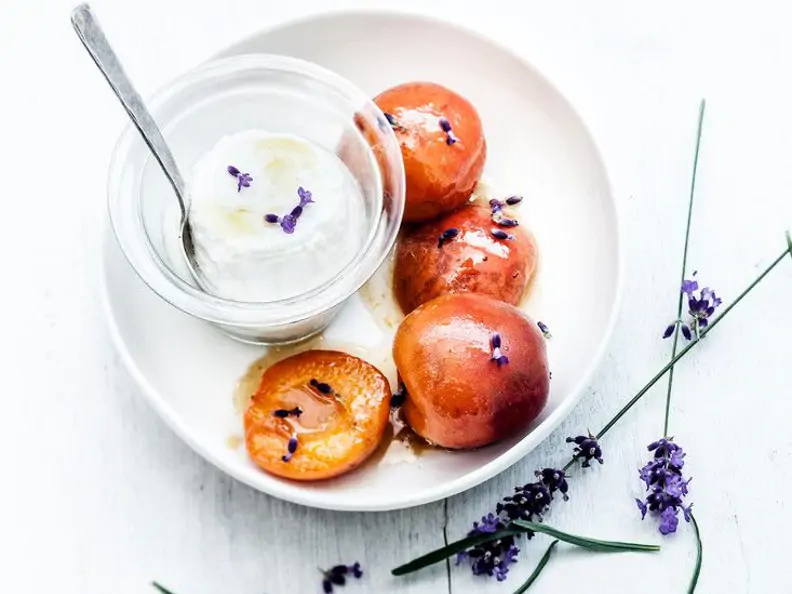 Aprikosen mit Lavendel, dazu Ziegenfrischkäse