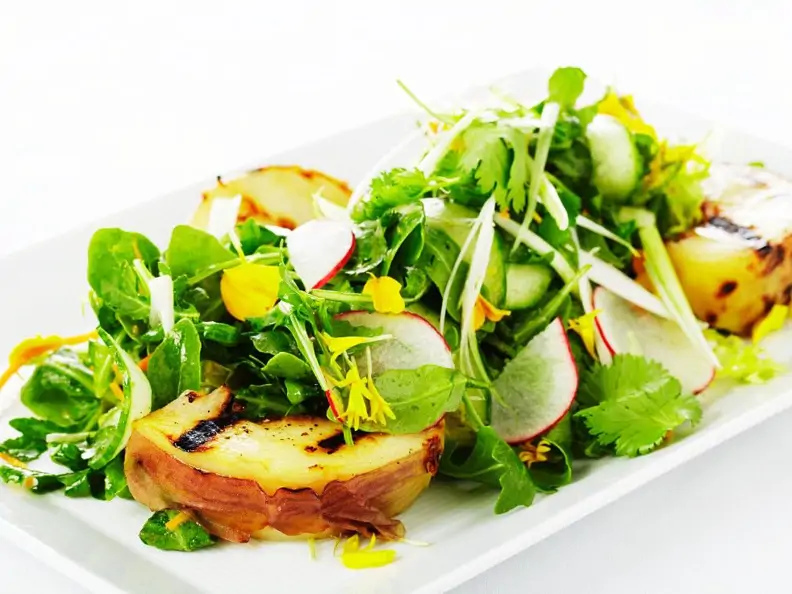Bunter Salat mit Birne