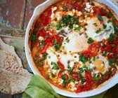 Pochierte Eier in Gemüsesauce