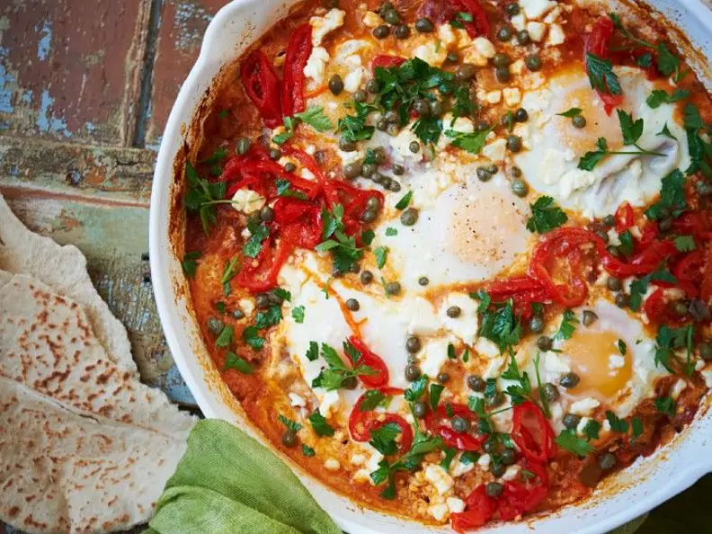 Pochierte Eier in Gemüsesauce