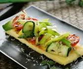 Gebratene Polenta mit Gemüse vom Grill