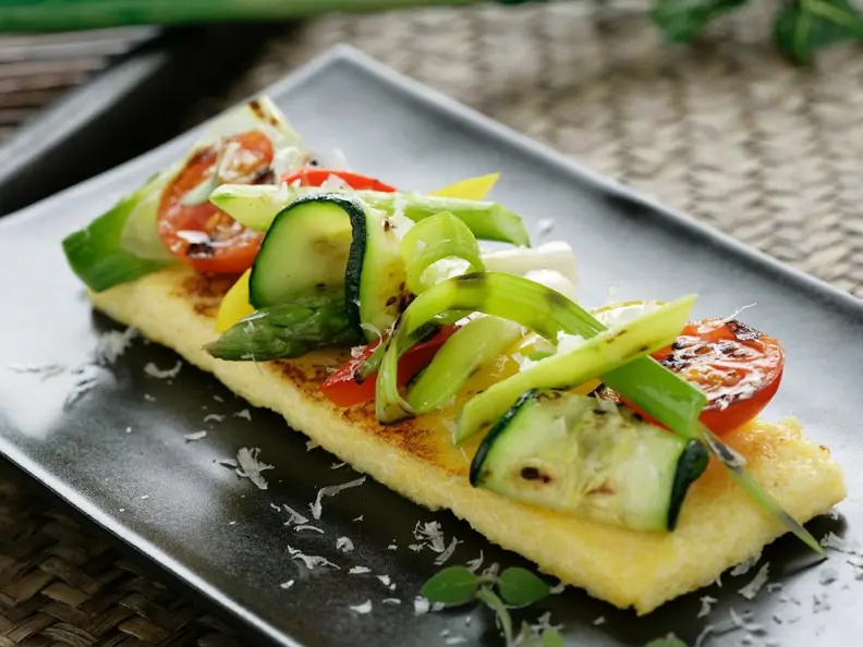 Gebratene Polenta mit Gemüse vom Grill