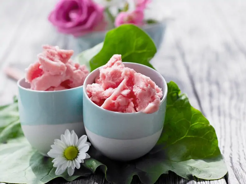 Rhabarber-Erdbeer-Eis