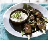 Tandoori-Spieße mit Lamm und Joghurtsauce