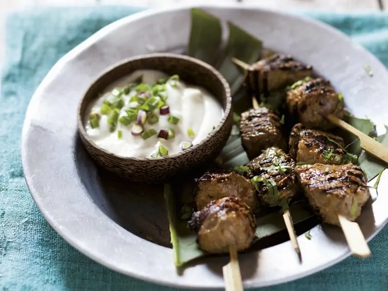 Tandoori-Spieße mit Lamm und Joghurtsauce