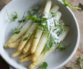 Weißer Spargel mit Kräuterjoghurt