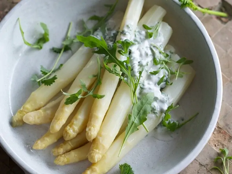 Weißer Spargel mit Kräuterjoghurt