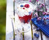 Granité mit sommerlichen Beeren