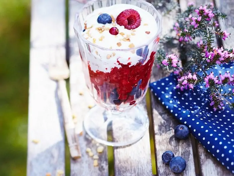 Granité mit sommerlichen Beeren