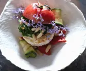Tomate mit gegrillem Gemüse und Ziegenkäse