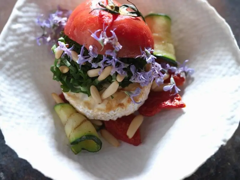 Tomate mit gegrillem Gemüse und Ziegenkäse