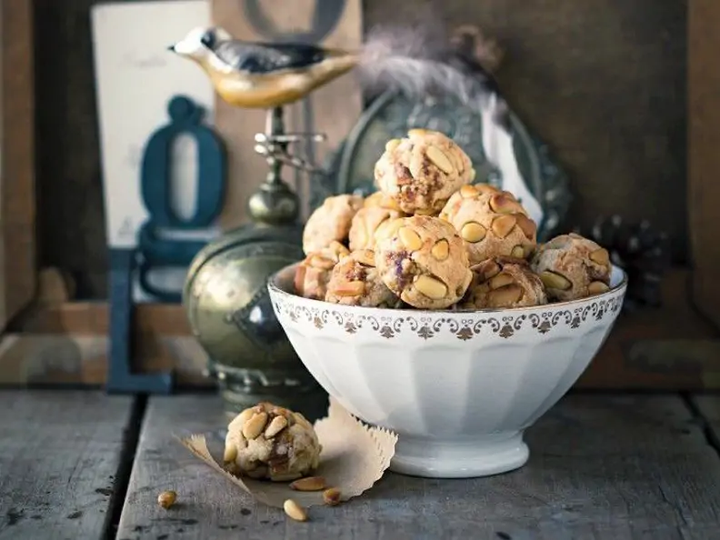 Pinienkern-Feigen-Bällchen