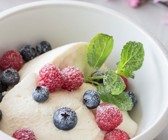 Quark-Vanille-Mousse mit frischen Beeren