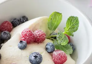 Quark-Vanille-Mousse mit frischen Beeren