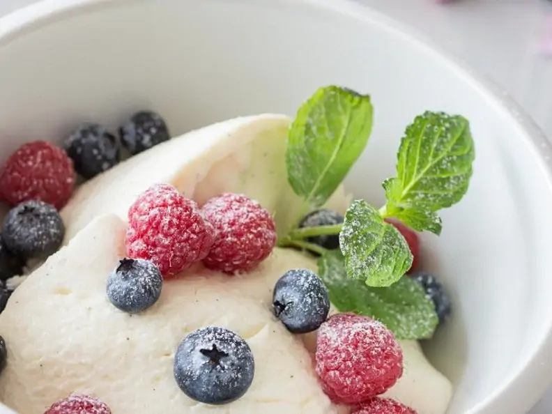 Quark-Vanille-Mousse mit frischen Beeren