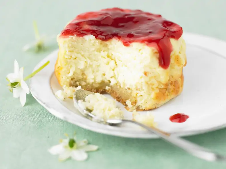 Mini-Käsekuchen mit Johannisbeeren