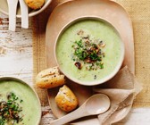 Brokkolisuppe mit Zucchini und Pilzeinlage