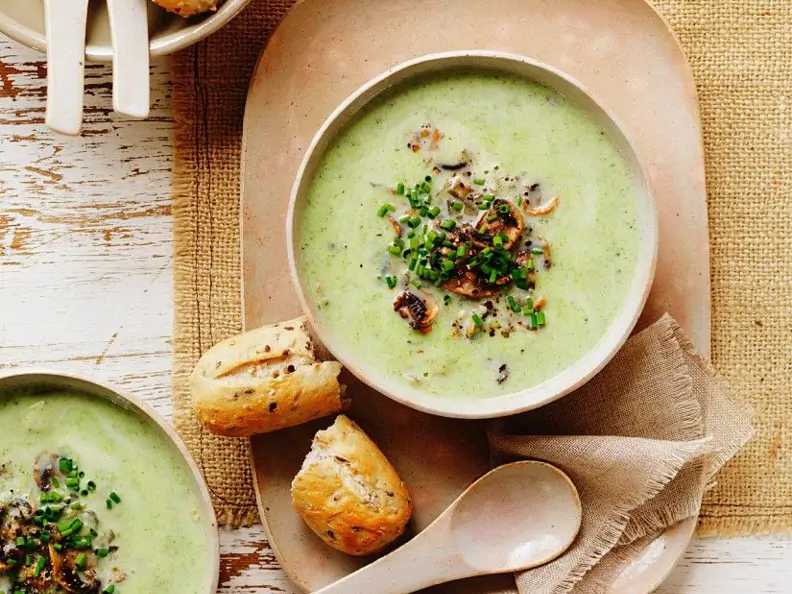 Brokkolisuppe mit Zucchini und Pilzeinlage