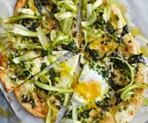 Pizza mit grünem Spargel und Spiegelei