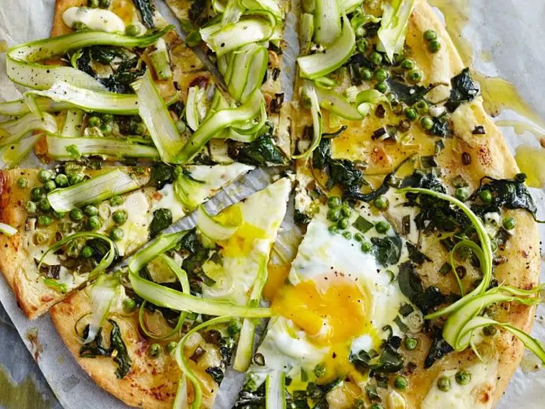 Pizza mit grünem Spargel und Spiegelei