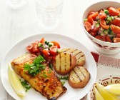 Gegrillter Lachs mit Kartoffeln und Tomatensalat