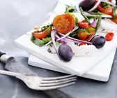 Salat mit Kablejau, Tomaten, Oliven und Zwiebeln