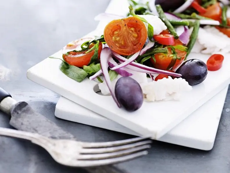 Salat mit Kablejau, Tomaten, Oliven und Zwiebeln