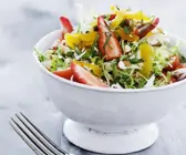 Gemischter Salat mit Erdbeere und kandierter Orange