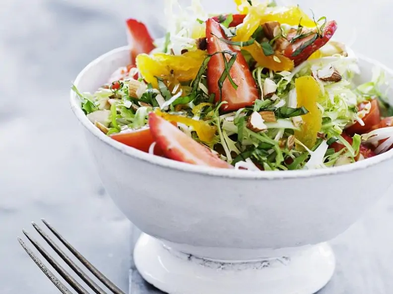 Gemischter Salat mit Erdbeere und kandierter Orange