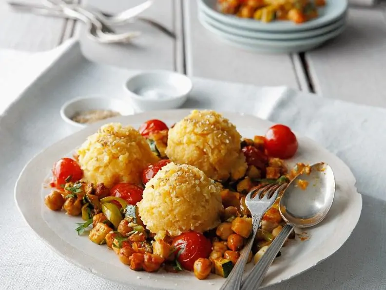 Polenta-Bällchen mit Kichererbsensauce