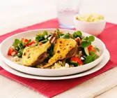 Couscous-Gemüsesalat mit Käse-Lammchops