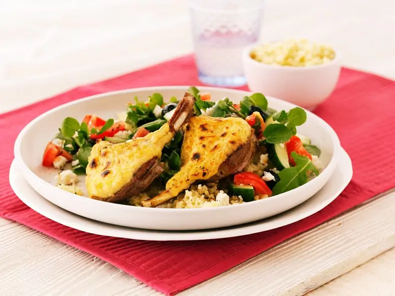 Couscous-Gemüsesalat mit Käse-Lammchops