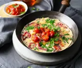 Omelett mit Zwiebel, Koriander und Tomatenchutney