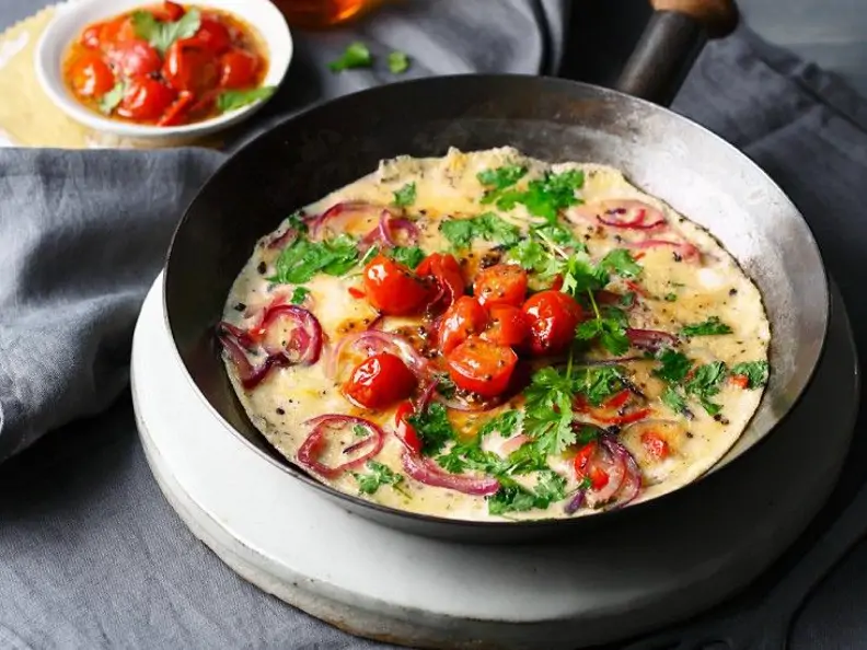 Omelett mit Zwiebel, Koriander und Tomatenchutney
