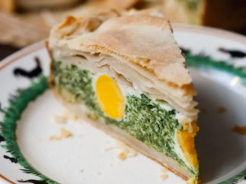 Italienische Ostertorte mit Spinat und Eiern